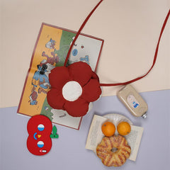 Diagonale Tasche mit Blumen-Macaron-Farbkontrast