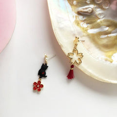 Pendientes asimétricos con forma de flor de gato