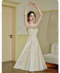 Vestido barroco Royalcore con cadena de perlas Adriata