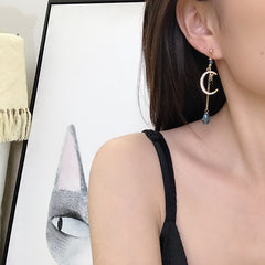 Pendientes asimétricos de luna con gotas de agua azules