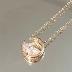 Collar de ballena en el mar