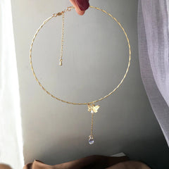 Collar pequeño de mariposa metálica