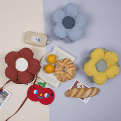 Diagonale Tasche mit Blumen-Macaron-Farbkontrast