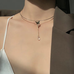 Collar pequeño de mariposa metálica