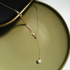 Collar con forma de hojas asimétricas