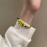 Pulsera de cuentas de colores con un lindo monstruo