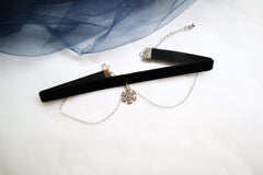 Gargantilla negra de doble capa con colgante de copo de nieve