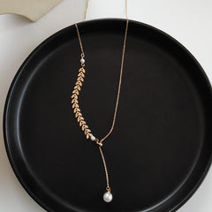 Collar con forma de hojas asimétricas