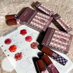 Brillo labial con diseño de oso de ajedrez