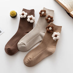 Süße, gestrickte Blumensocken aus Garn