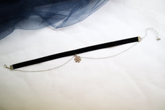 Gargantilla negra de doble capa con colgante de copo de nieve