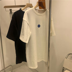 Camiseta con bordado sonriente