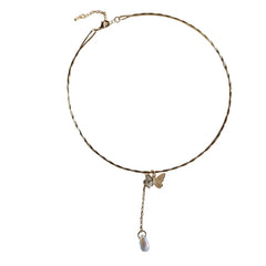 Collar pequeño de mariposa metálica
