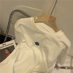 Camiseta con bordado sonriente