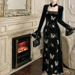 Dunkles, mit Schmetterlingen besticktes Samtkleid mit Choker