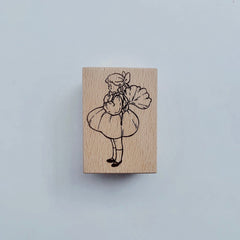 Sellos de niña y ardilla en otoño