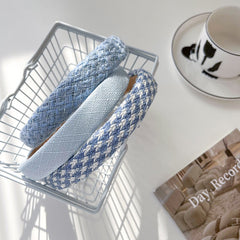 Sanftes blaues gestricktes Stirnband mit breiter Krempe