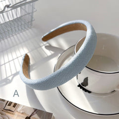 Sanftes blaues gestricktes Stirnband mit breiter Krempe