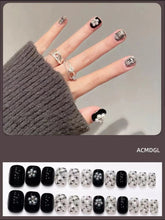 Schwarze tragbare Nägel, fertige Maniküre