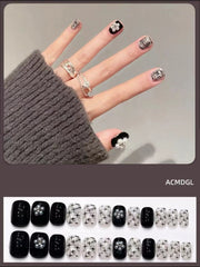 Schwarze tragbare Nägel, fertige Maniküre