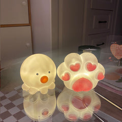 Linda luz de noche con forma de pata de gato y pulpo