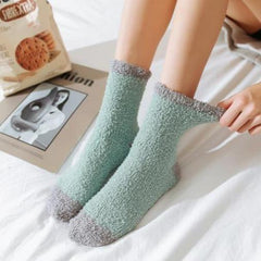 Farblich passende Bodensocken