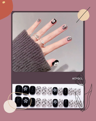 Schwarze tragbare Nägel, fertige Maniküre