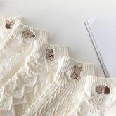 Weiße Socken mit Blumenstickerei