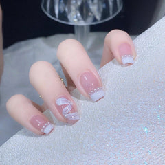 Manicura terminada con uñas usables con lazo rosa