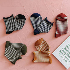 Süße karierte Socken mit Cartoon-Motiv