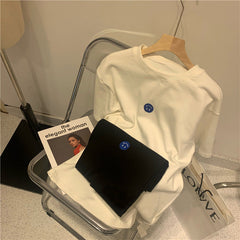 Camiseta con bordado sonriente