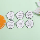 Pines con letras y frases en inglés