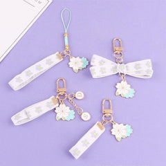 Llavero con lazo de flores gemelas violetas