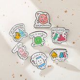 Lindos alfileres con forma de jeringa y botella de tubo de ensayo