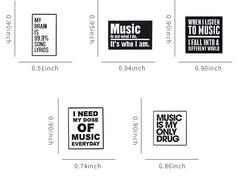 Pines con letras blancas y negras