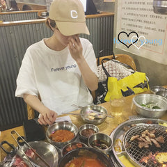 Camiseta con el alfabeto "Forever Young"