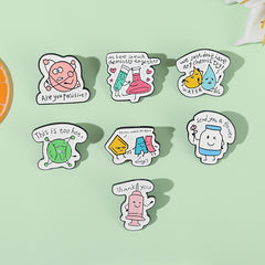 Lindos alfileres con forma de jeringa y botella de tubo de ensayo