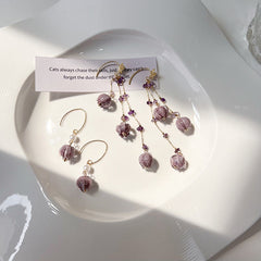 Pendientes con borlas de flor de lirio de la orquídea de color morado ahumado