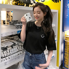 Linda camiseta de dibujos animados con sonrisa