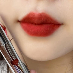 Brillo labial de corazón lindo