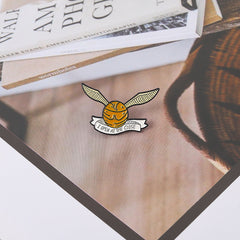 Broche con letras en inglés de la película periférica