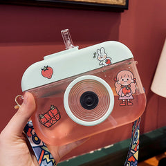 Bonita botella de agua con pajita y cámara