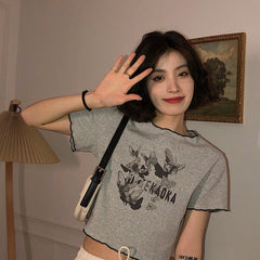 Camiseta con estampado de mariposas y borde de hongo de verano