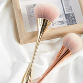 Brocha de maquillaje en polvo y rubor esponjoso