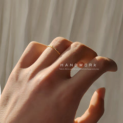 Goldener glänzender Knöchelring