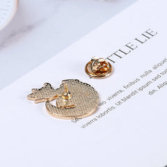 Lindos pines de dibujos animados de cisne con corona