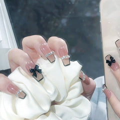 Tragbare Nägel mit schwarzem Schmetterlingsmotiv, fertige Maniküre