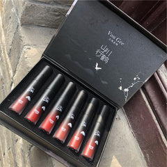 Brillo de labios con diseño de grulla de montaña y río