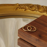 Goldener glänzender Knöchelring