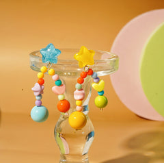 Pendientes asimétricos de estrellas con cuentas de colores